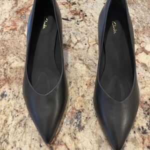 Clarks women’s black pumps